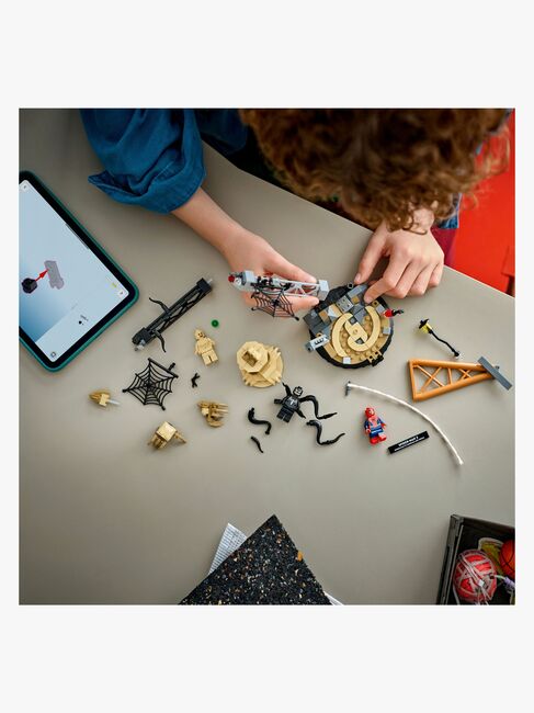 LEGO Super Heroes 76334 Eeppinen taistelu: Spider-Man vastaan Sandman