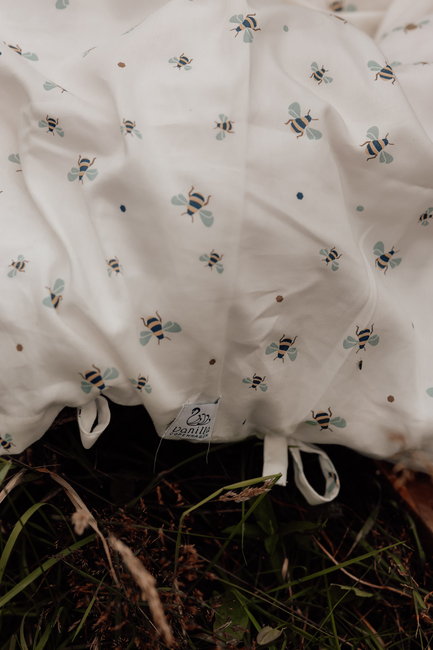 Vanilla Copenhagen Vauvan Pussilakanasetti 70x80, HoneyBee Happy