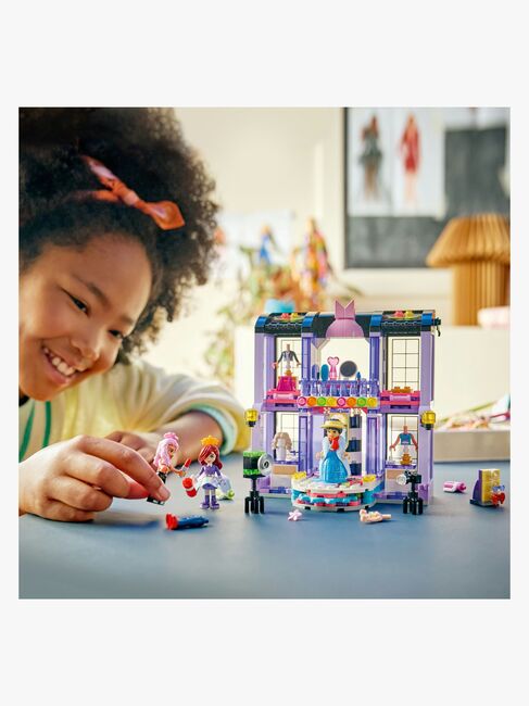 LEGO Friends 42685 Heartlake Cityn muotinäytös