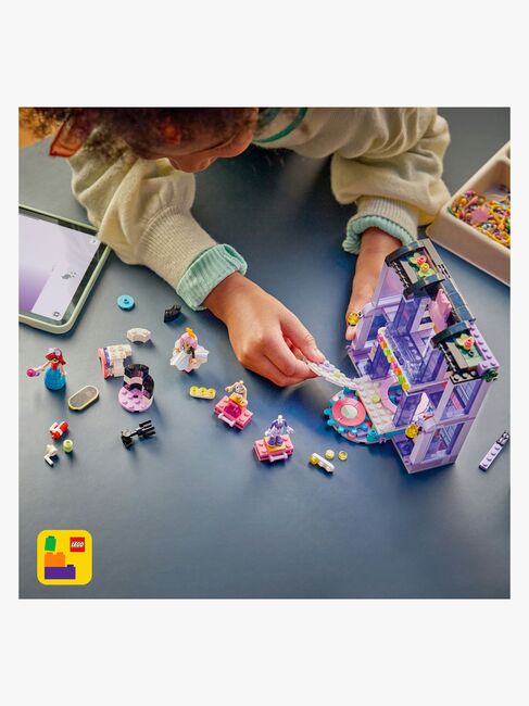 LEGO Friends 42685 Heartlake Cityn muotinäytös