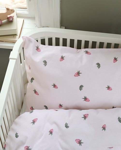 Borganäs Pussilakanasetti Pinnasänky Mansikkaunelma 100x130