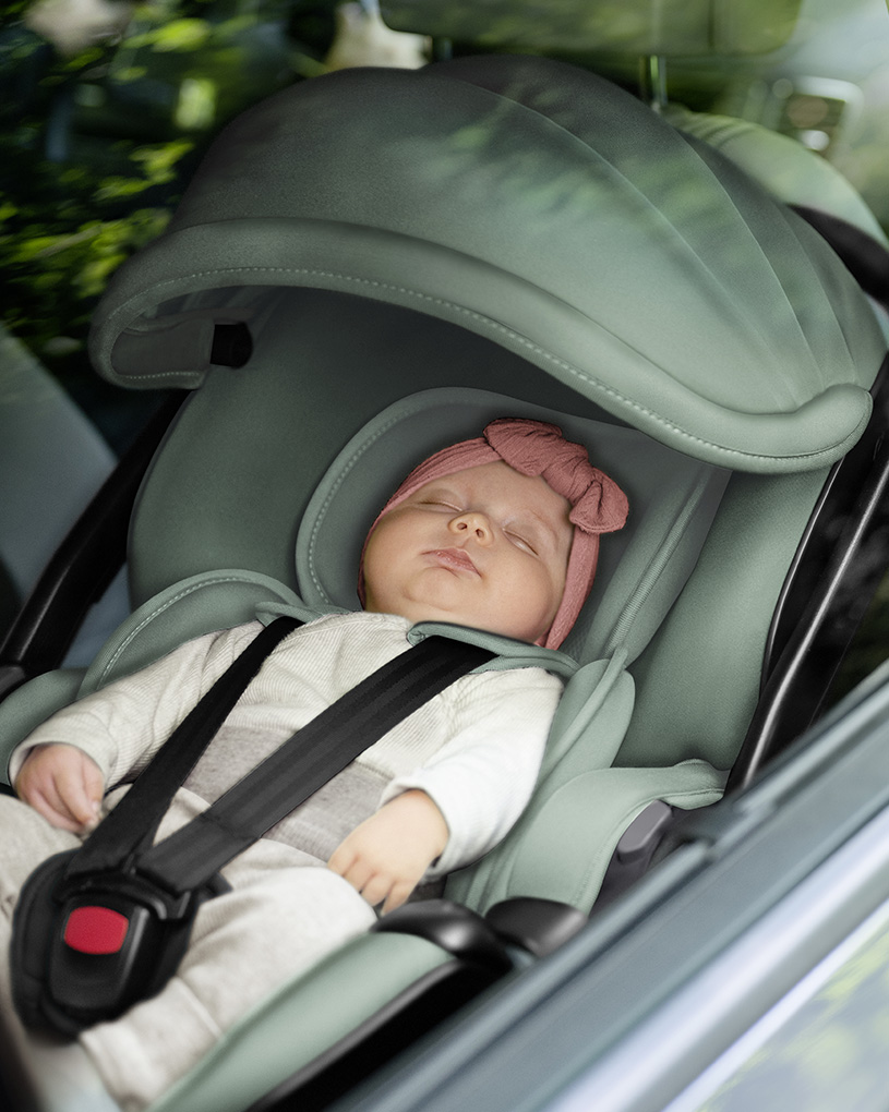 Vauva nukkuu turvaistuimessa autossa.