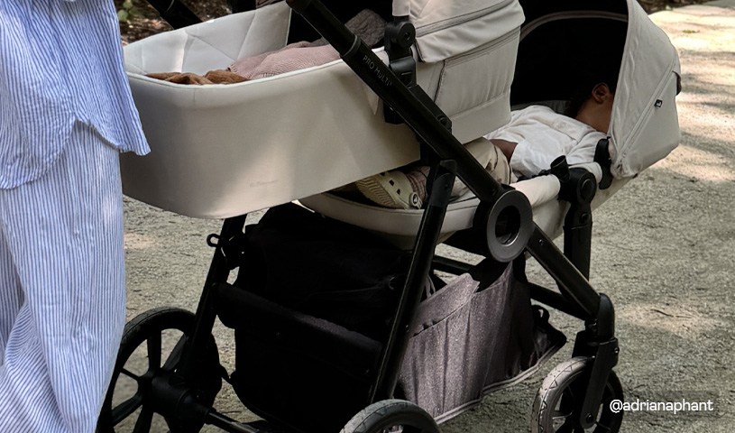 Yksityiskohtainen kuva sisarusvaunuista. Ulkona kävelyllä.