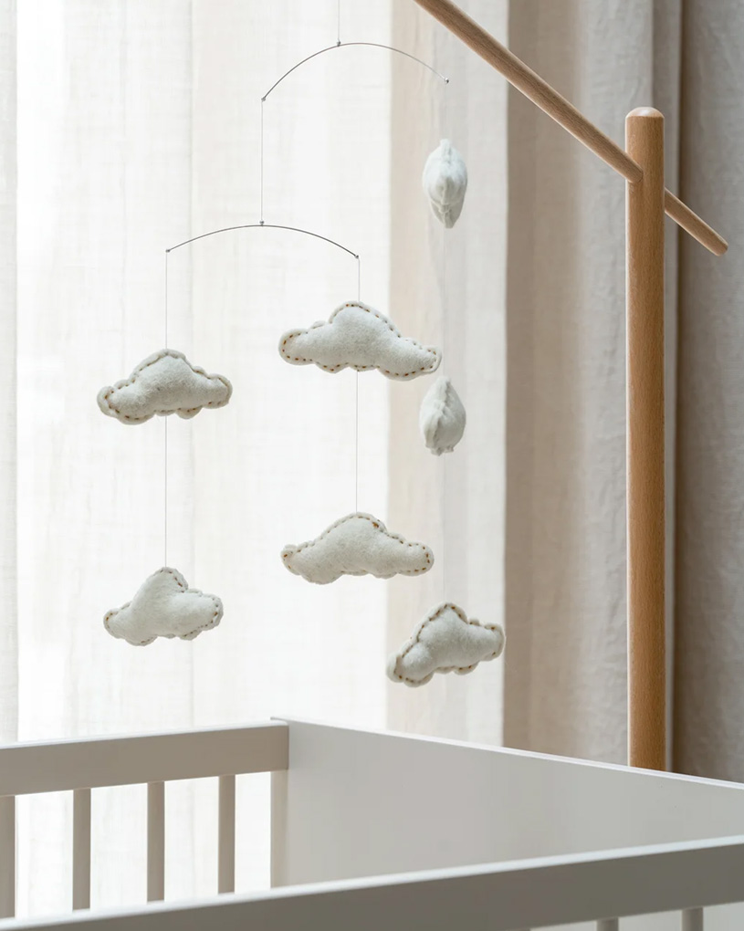 Vauvakeinu pehmoleluilla ja vihreillä sydämillä.