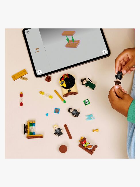 LEGO Harry Potter 76460 Tylypahkan linna: Lajitteluhattuseremonia