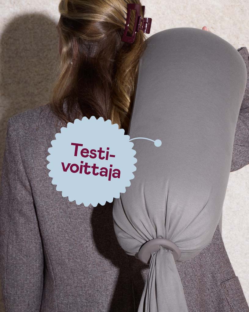 Nainen harmaan raskauden ja imetyksen tyynyn kanssa, tekstillä 'Testi-voittaja'.