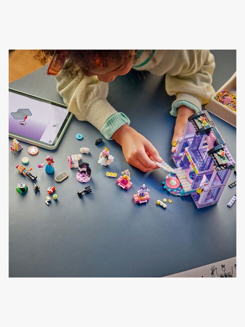 LEGO Friends 42685 Heartlake Cityn muotinäytös