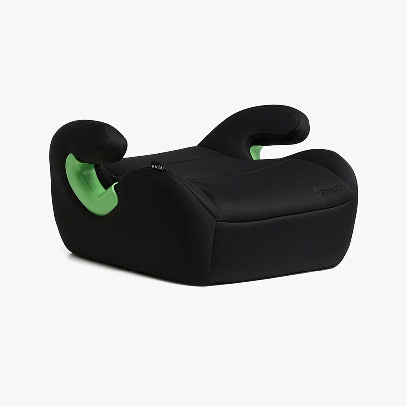 Musta turvavyötyyny, jossa käsinojat ja valkoinen logo, harmaalla taustalla.