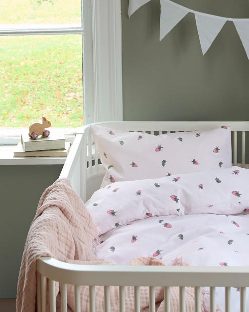 Borganäs Pussilakanasetti Pinnasänky Mansikkaunelma 100x130