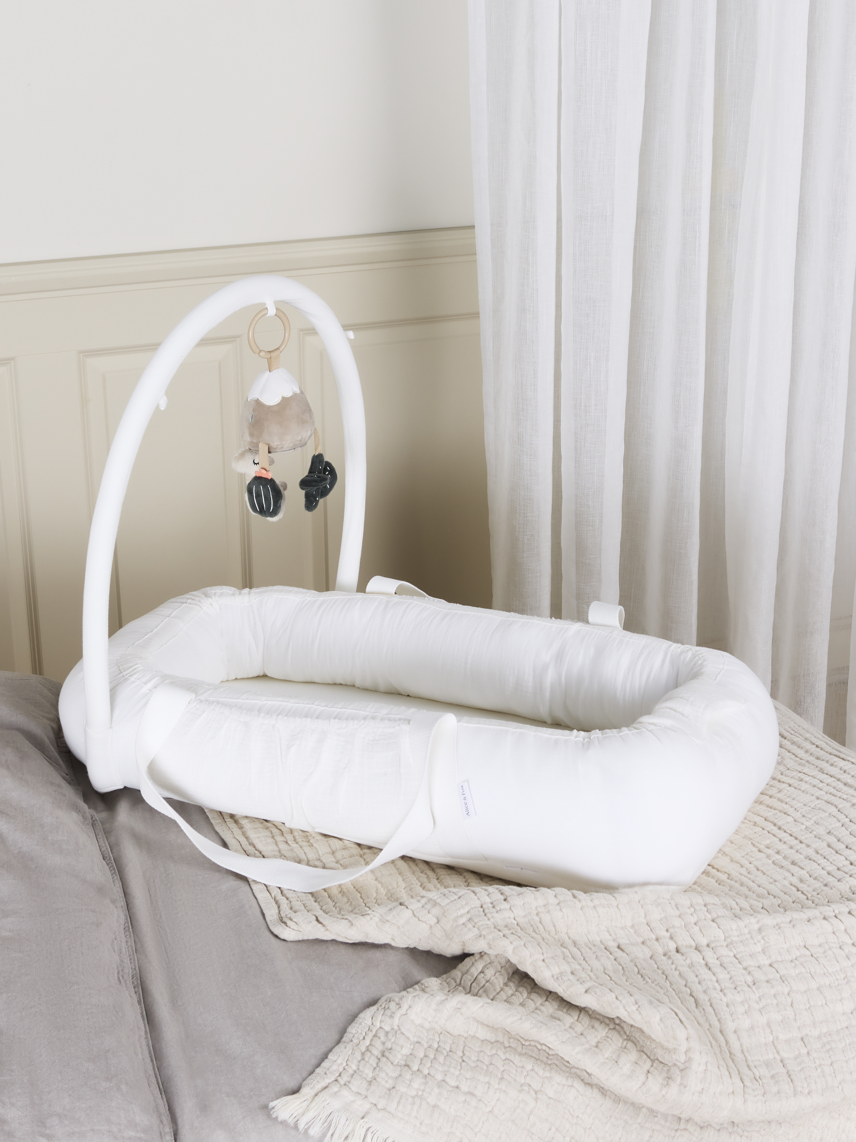 Alice &  Fox ALBA Unipesä + Kahva, White Muslin