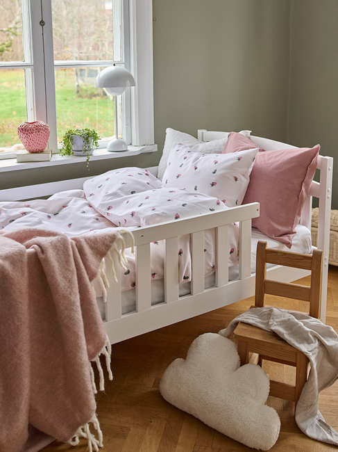 Borganäs Pussilakanasetti Pinnasänky Mansikkaunelma 100x130