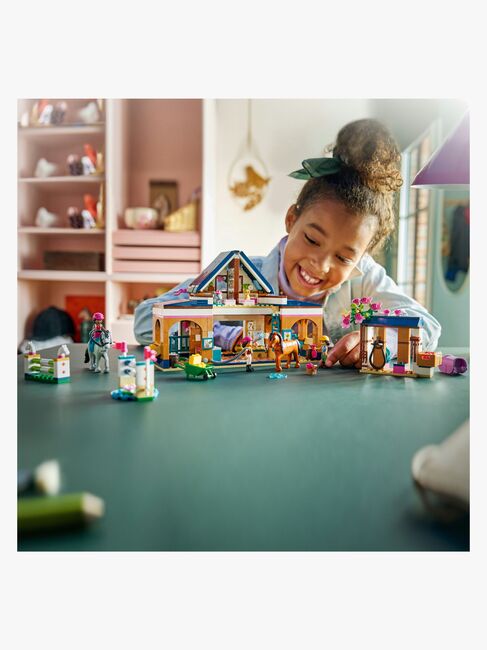 LEGO Friends 42688 Hevostalli ja ratsastuskoulu