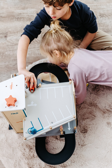 Small Foot Autotalli + Kaksi Autoa