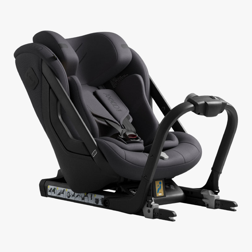 Tummanharmaa turvaistuin turvakaarin, edestä katsottuna.