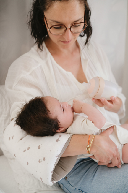 Tinéo Käsivarsityyny Imetykseen, Valkoinen/Beige