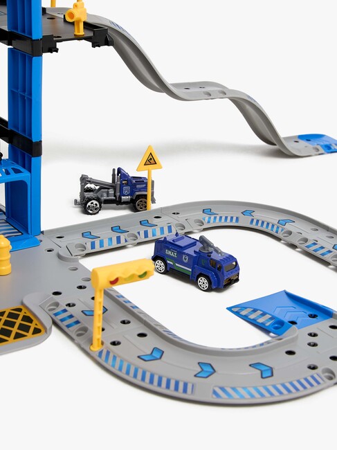 Alex's Garage Parkkitalo & Poliisiasema 81 Osaa