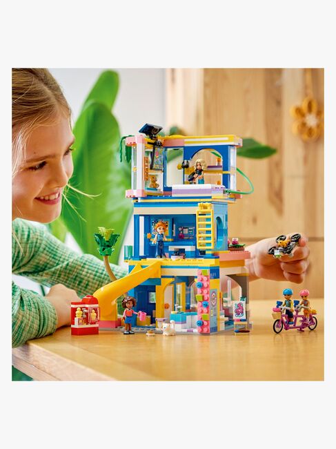 LEGO Friends 42689 Heartlake Cityn ystävysten kerhotalo