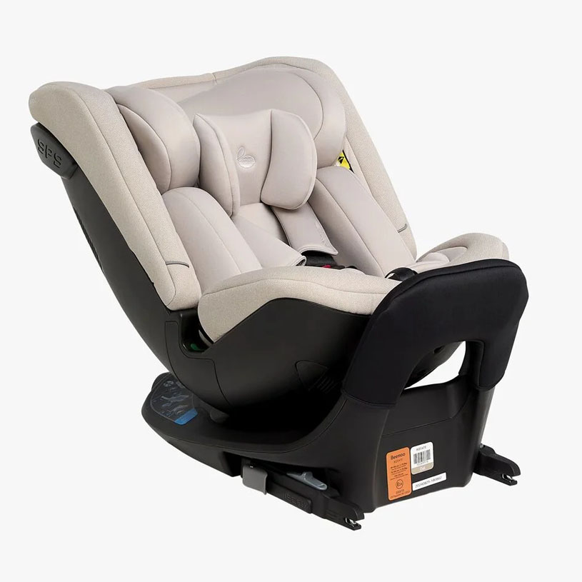 Harmaa turvaistuin kestävässä muotoilussa lapsille.