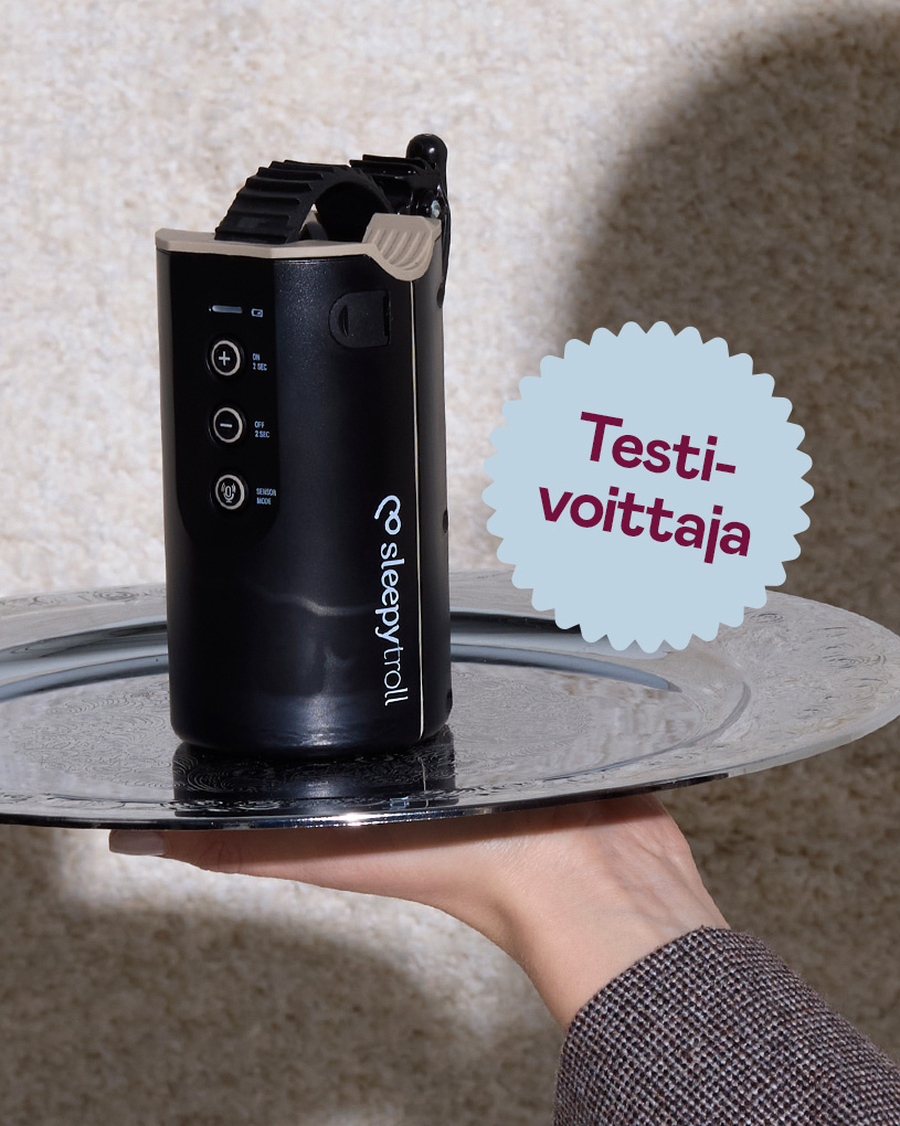 Käsi pitää mustaa laitetta, jossa on teksti 'Testivoittaja'.