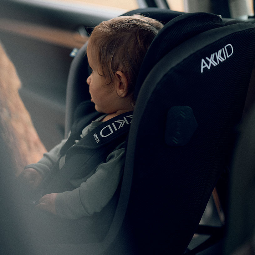 Harmaa turvaistuin asennettuna autoon.