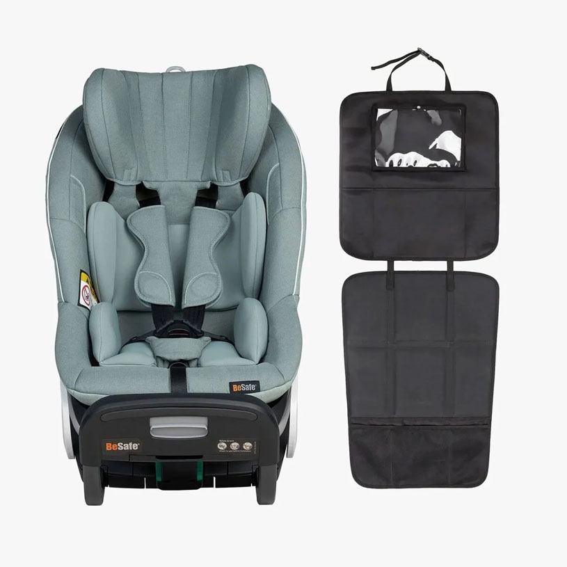 Musta lasten turvaistuin ja jalusta harmaalla taustalla.