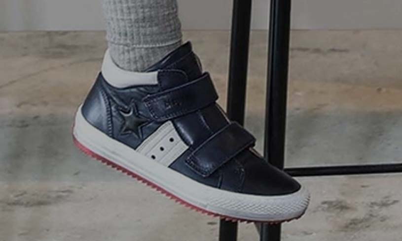 Sininen tennari, jossa tähti ja tarrakiinnitys.