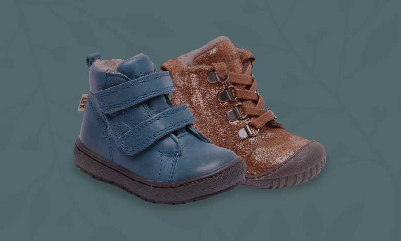 Sininen ja ruskea vauvakenkä vierekkäin.