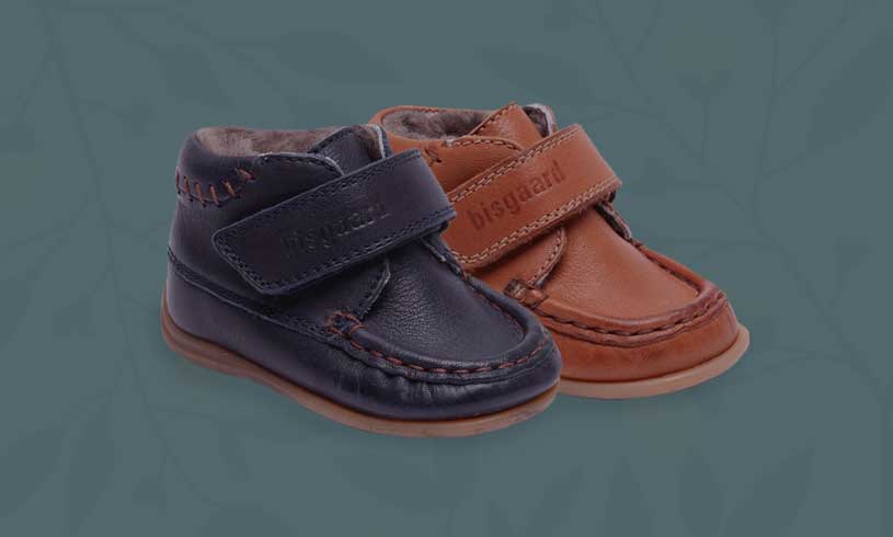 Kaksi paria lasten nahkakenkiä, siniset ja ruskeat, tarrakiinnityksellä.